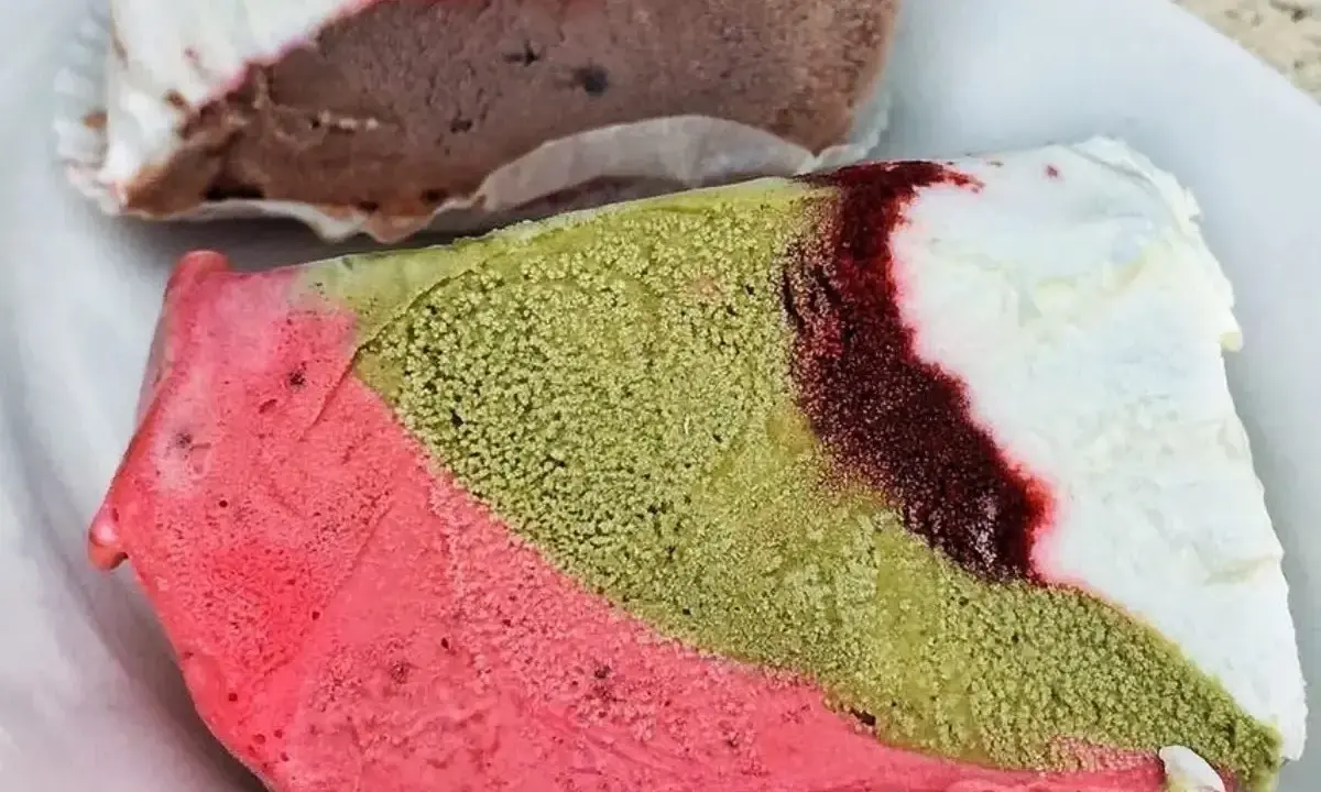 Un pezzo duro siciliano, un gelato a strati con pistacchio, fragola e panna, un dolce ricordo.
