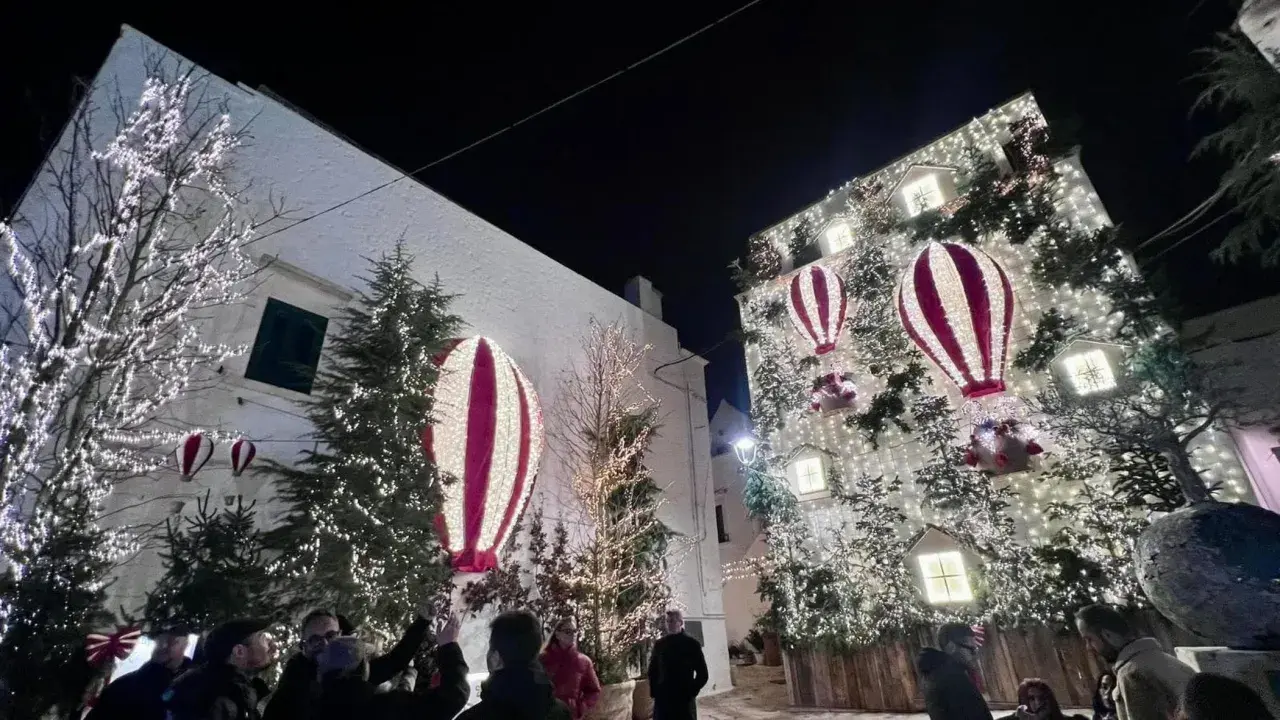 Le luminarie di Locorotondo creano un'atmosfera magica con mongolfiere illuminate e alberi addobbati.