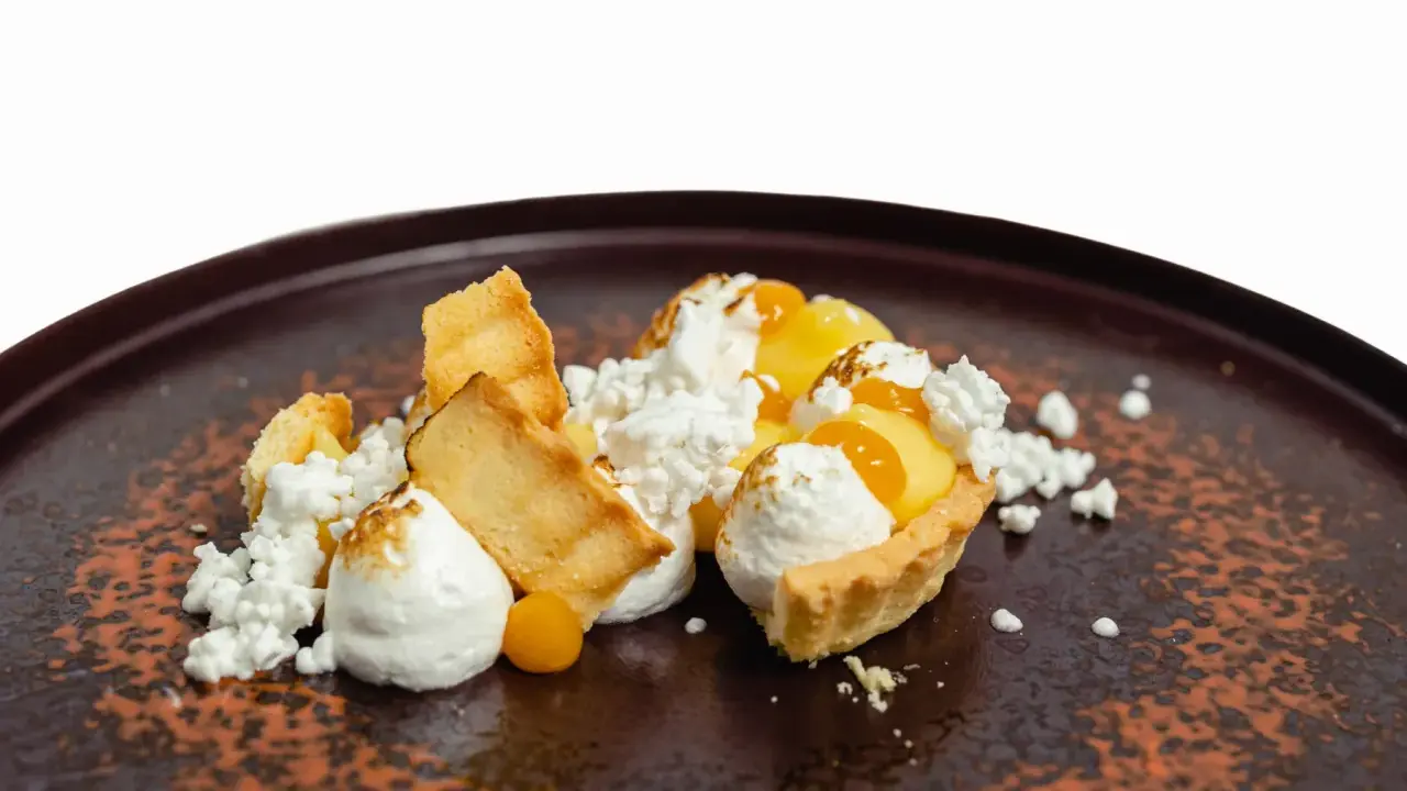 Delizioso dessert con crema al limone, meringa e biscotti croccanti, una vera specialità siciliana.