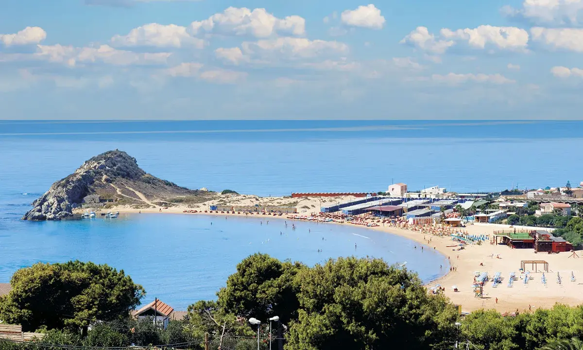 Spiaggia dorata e mare azzurro, un'isola rocciosa e un villaggio costiero: ecco cosa vedere a Licata per una vacanza indimenticabile.