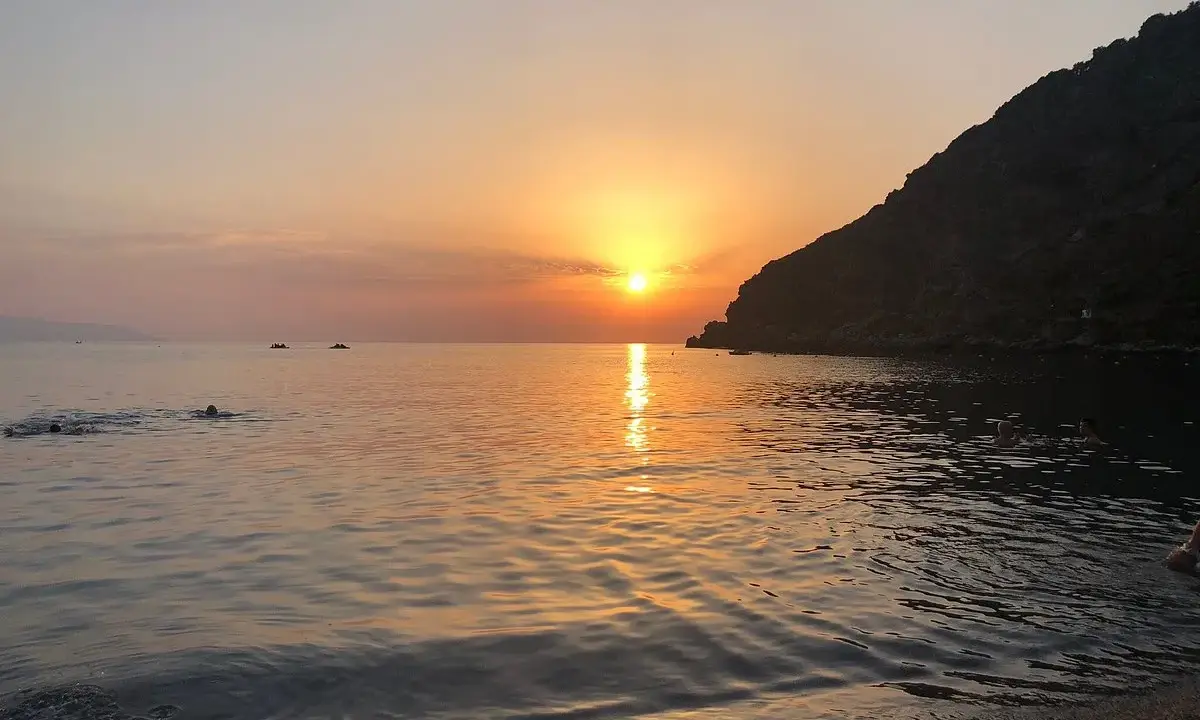 Tramonto sulla baia del Tono a Milazzo. Per arrivare, goditi questo spettacolo naturale.