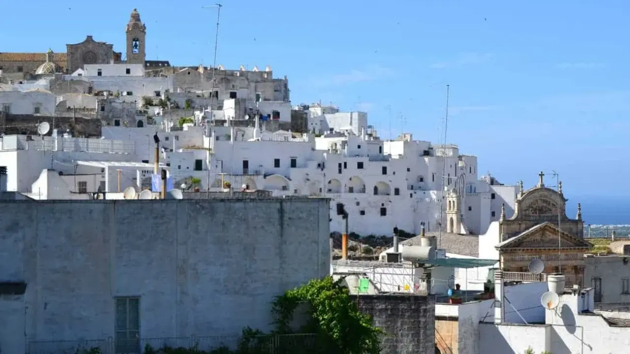 Panoramica di Ostuni, la Città Bianca. Un dedalo di case bianche arroccate su una collina, con chiese e scorci sul mare. Ecco cosa vedere a Ostuni.