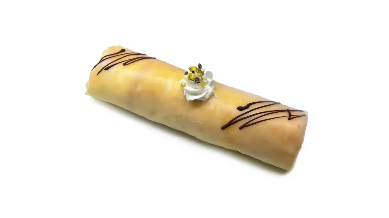 Dolce rotolo glassato con cioccolato e panna, un delizioso dito d'apostolo pronto da gustare.