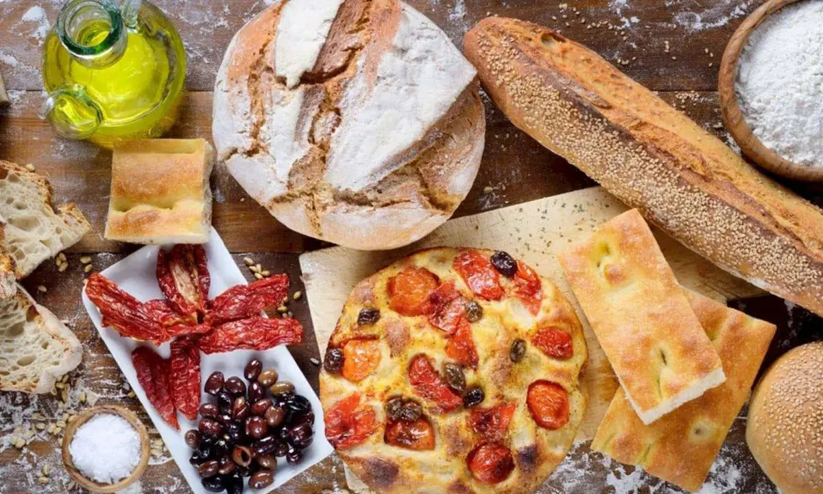 Pane, focaccia, pomodori secchi, olive e olio d'oliva: un assaggio della puglia cucina.