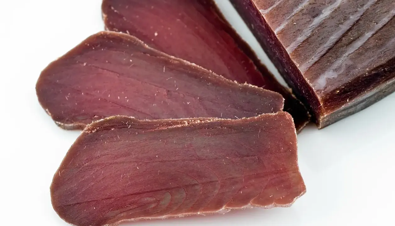 Fette di mosciame di tonno, un salume di pesce dal colore rosso intenso, perfetto per scoprire cos'è il mosciame di tonno.