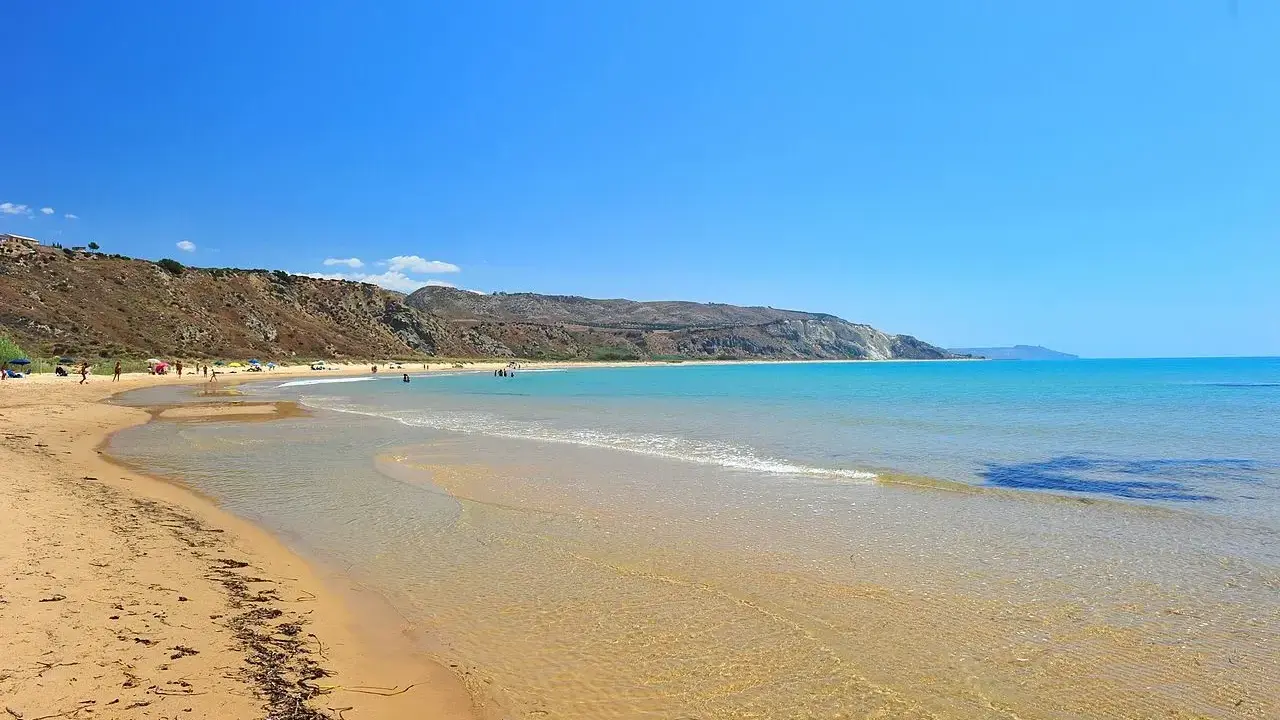 Spiaggia Torre Salsa: un paradiso di sabbia dorata e mare cristallino. Scopri come arrivare in questo angolo di Sicilia.