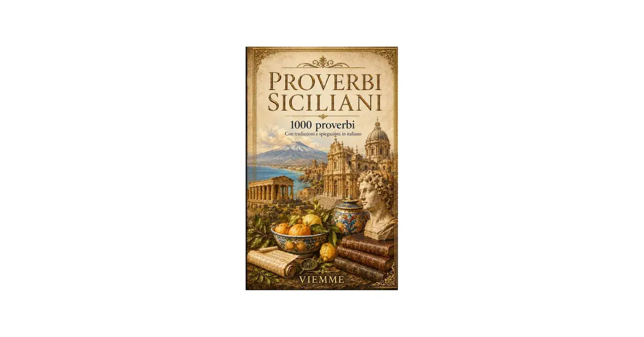 Copertina di "Proverbi Siciliani": un paesaggio incantevole con templi antichi, un vulcano, edifici barocchi, frutta e libri, che evoca la saggezza dei detti siciliani.