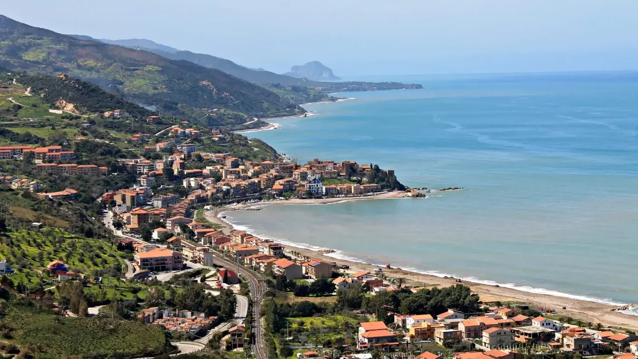 Panoramica di Castel di Tusa, un pittoresco borgo marinaro siciliano incastonato tra il verde delle colline e l'azzurro del mare.