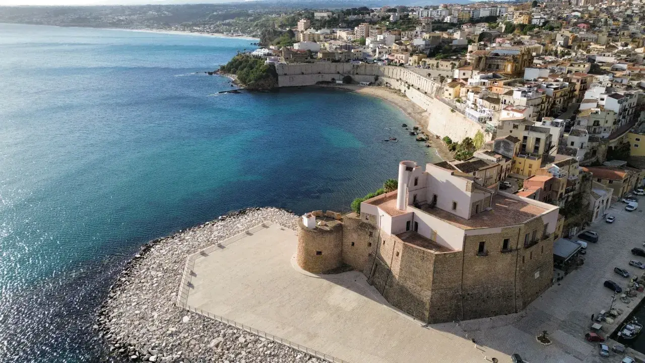 Castellammare del Golfo: la Madonna del Soccorso veglia sulla baia azzurra e sul borgo antico.
