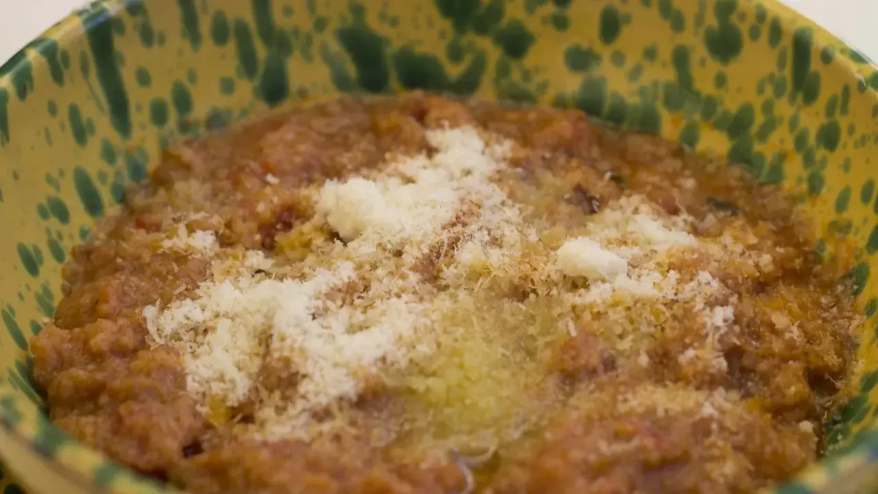 Un gustoso pane cotto siciliano, un piatto tradizionale ricco di sapore, servito in una ciotola decorata.