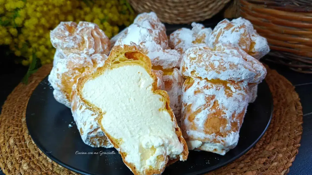 Lulu messinese, dolci bignè ripieni di crema soffice, spolverati di zucchero a velo, un vero piacere per il palato.