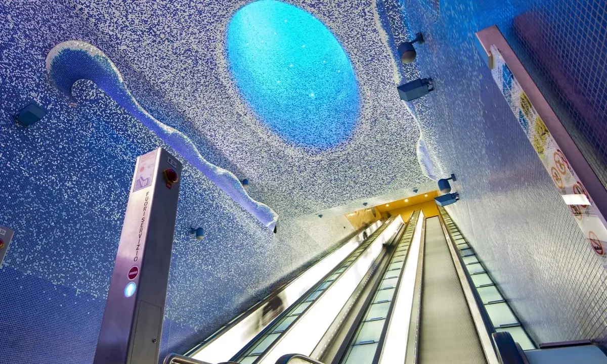 Stazioni metro Napoli da vedere: la stazione Toledo, con il suo soffitto a mosaico blu e la grande apertura luminosa, sembra un'onda marina.