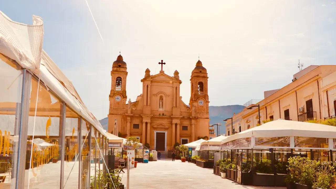 Piazza con chiesa e gazebo, ideale per scoprire cosa fare la sera a Terrasini.