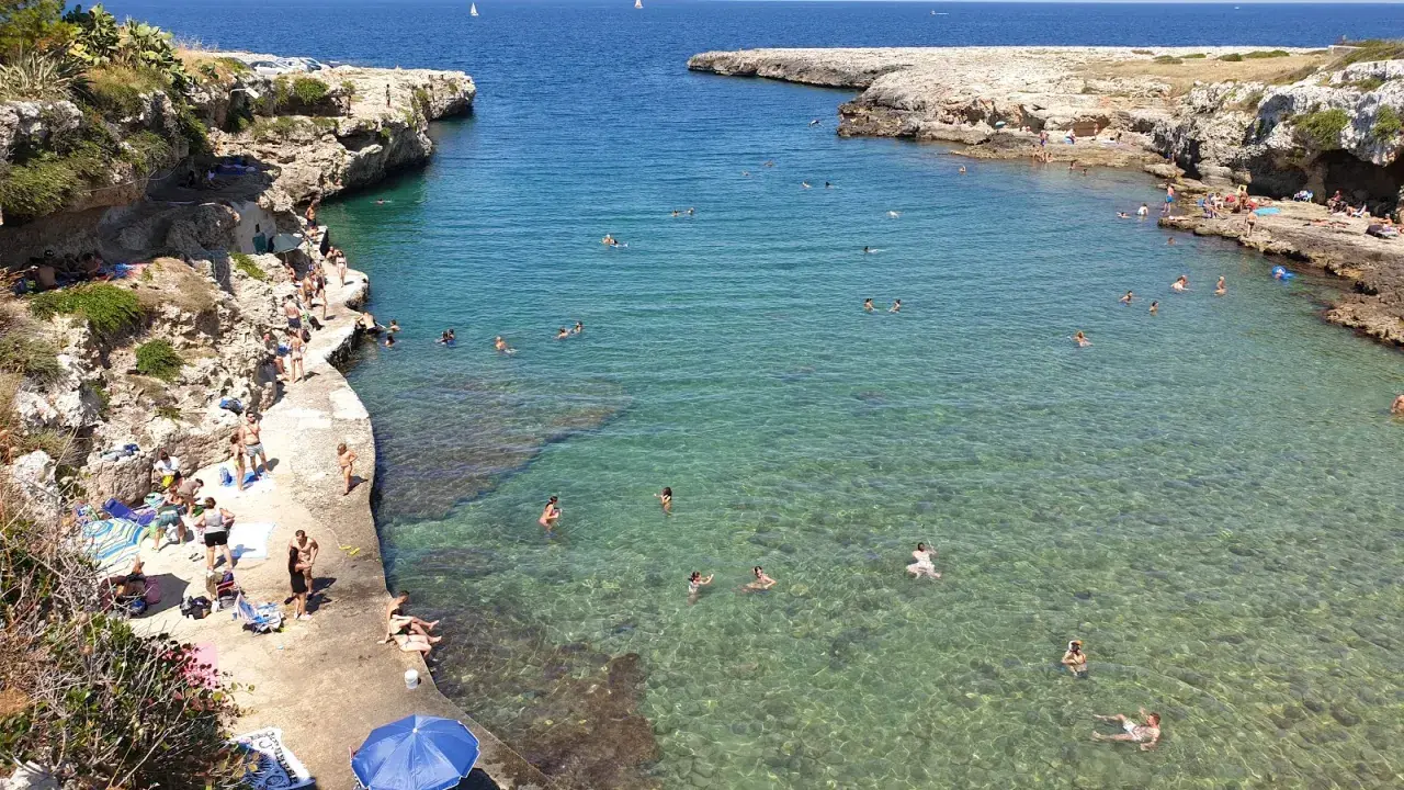 Cala Incina, Polignano a Mare: un angolo di paradiso per nuotare e prendere il sole. Come arrivare? Segui la costa!