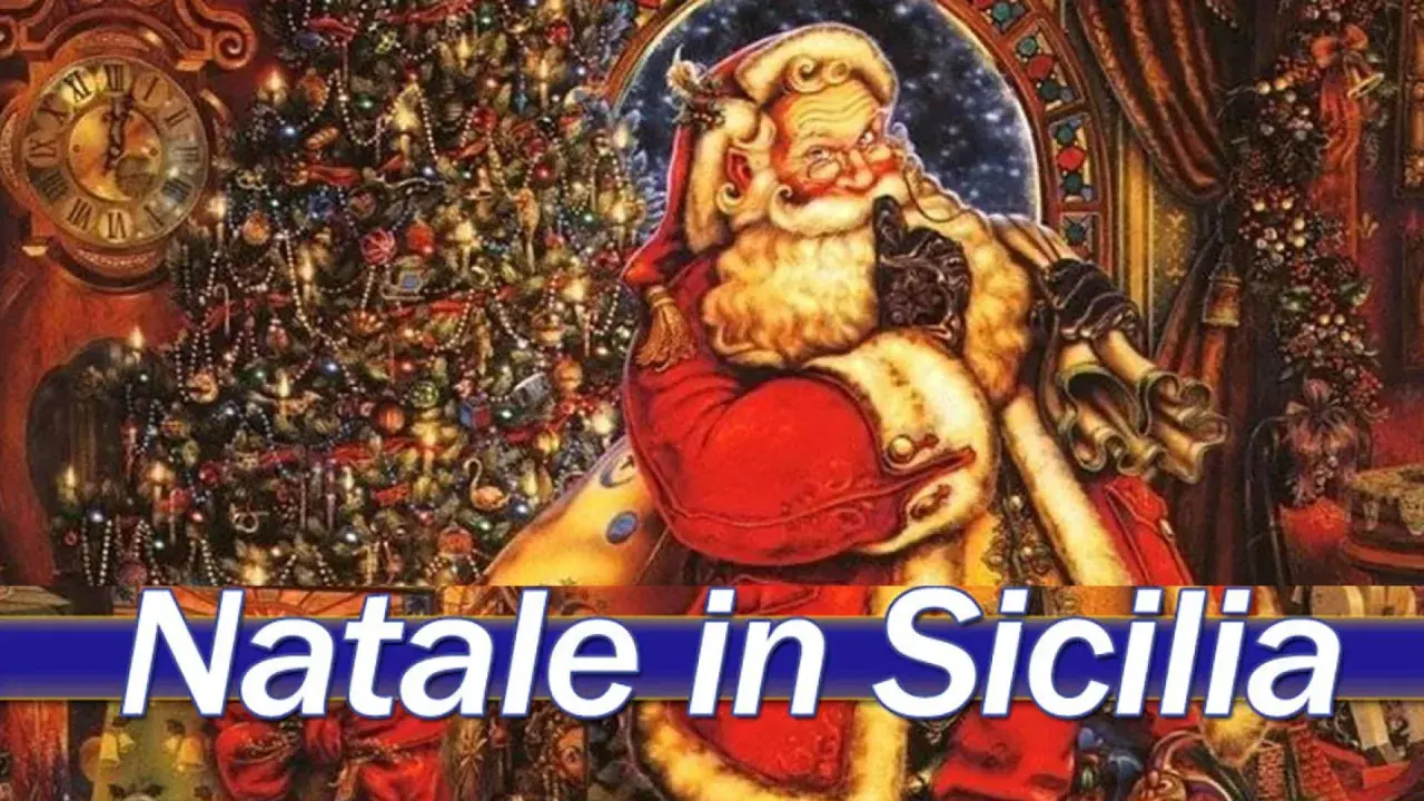 Babbo Natale sorride accanto a un albero addobbato, evocando le tradizioni natalizie siciliane.