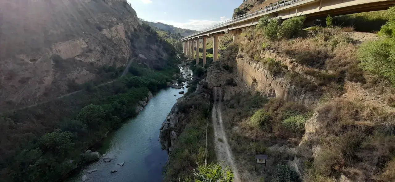 Il ponte Capodarso domina un canyon con un fiume e una vecchia galleria.