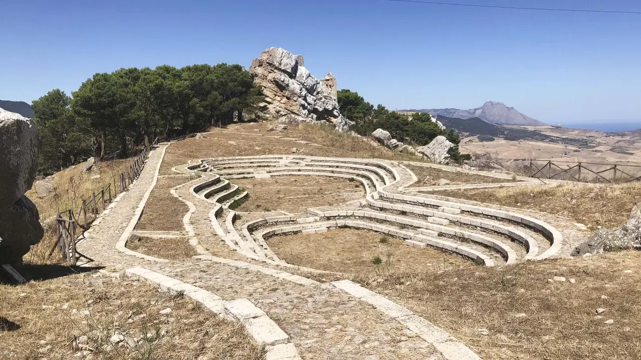 Teatro all'aperto e sentieri in pietra a Caltavuturo, cosa vedere per godere del panorama mozzafiato.