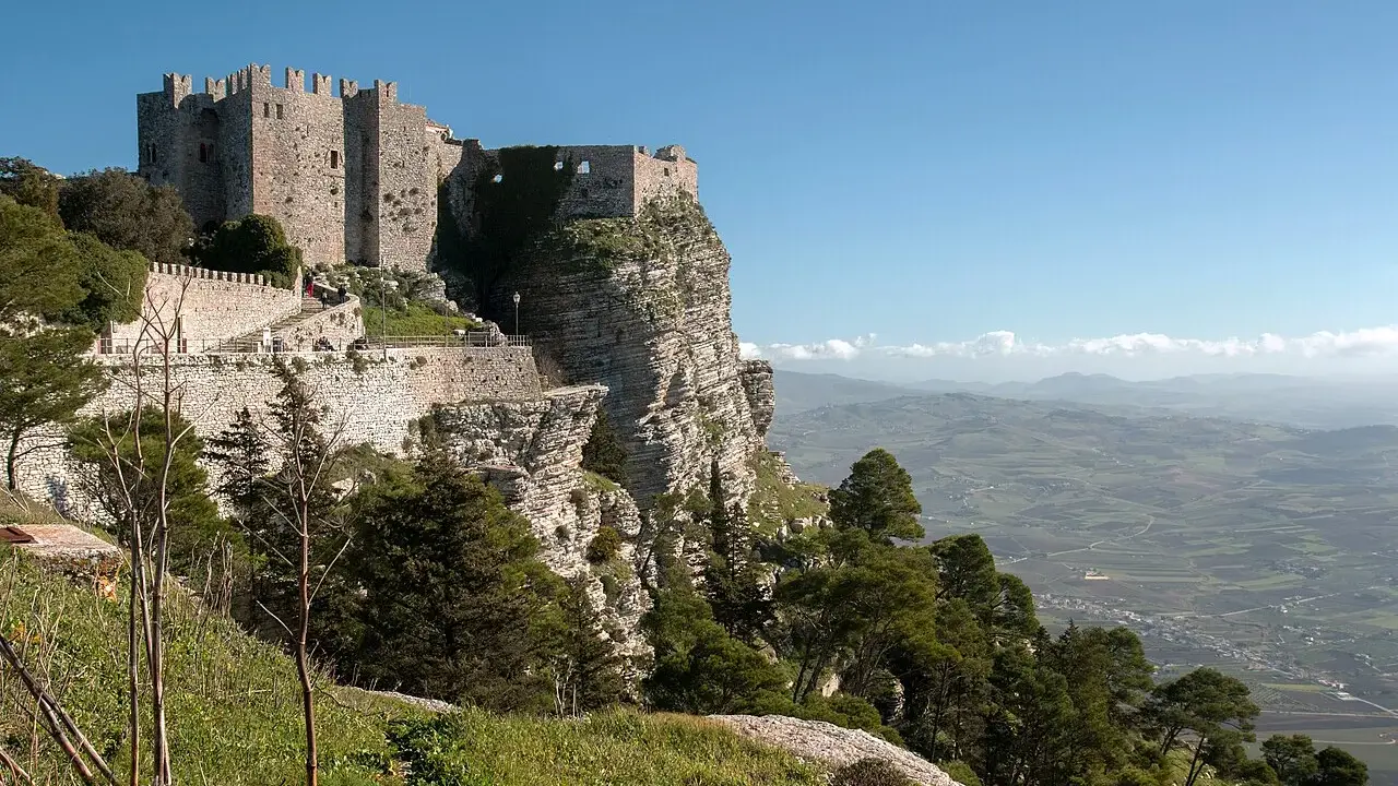 Castello normanno su sperone roccioso, un luogo che evoca l'erice mitologia siciliana, con vista panoramica sulla campagna.