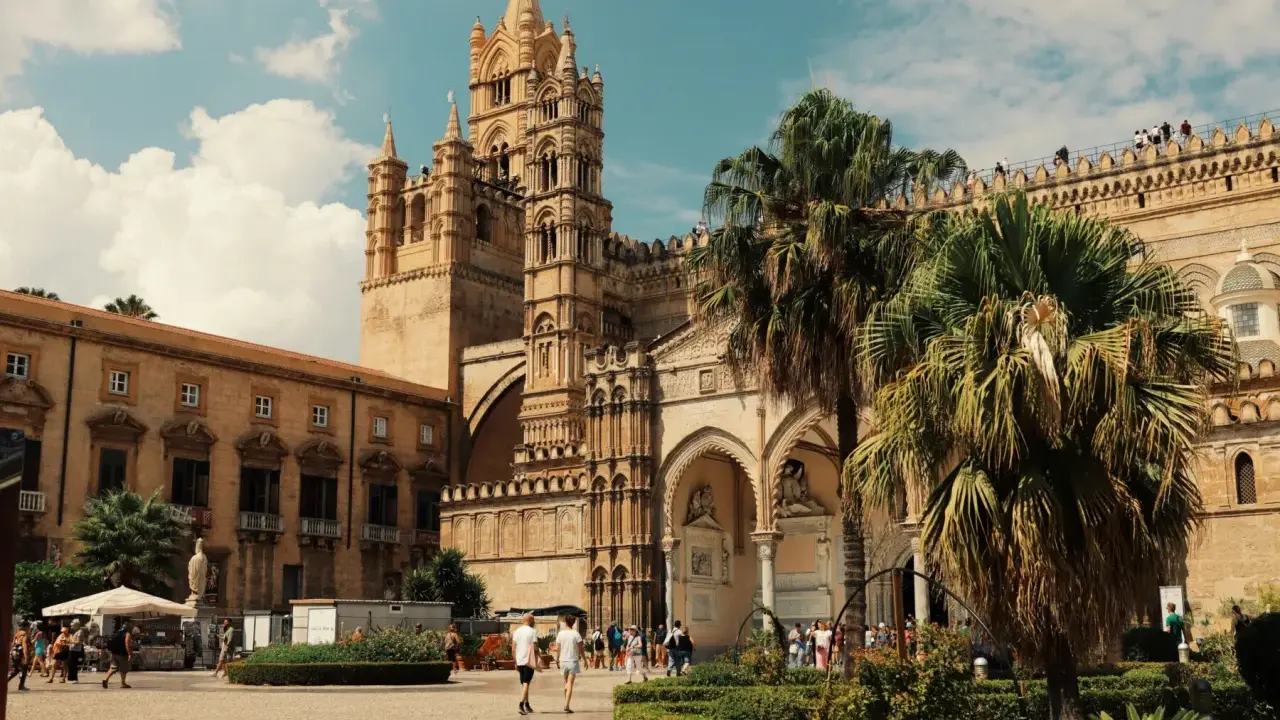 La Cattedrale di Palermo, con le sue torri imponenti e le palme rigogliose, è un luogo ricco di storia e curiosità.
