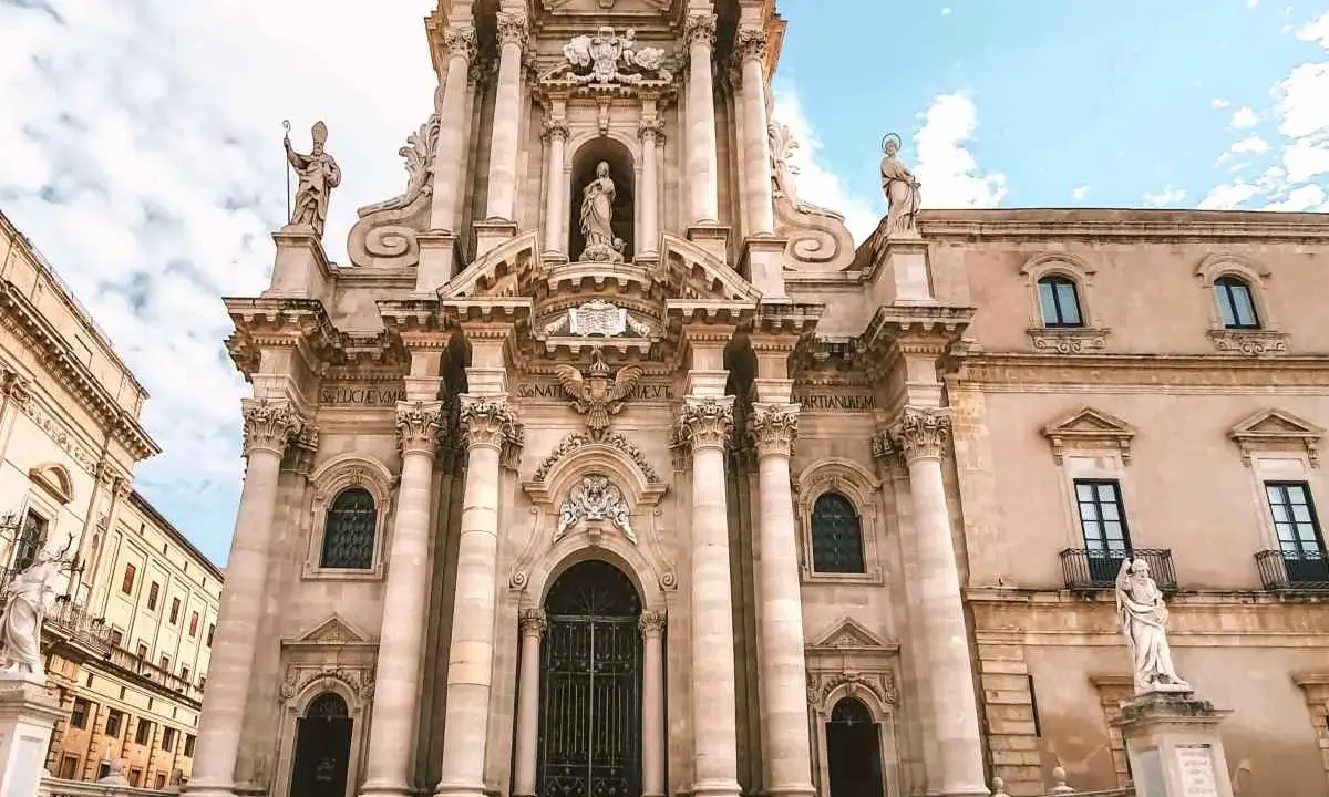 Duomo di Siracusa, un gioiello del centro storico di Ortigia. Imperdibile per chi cerca cosa vedere in Sicilia.