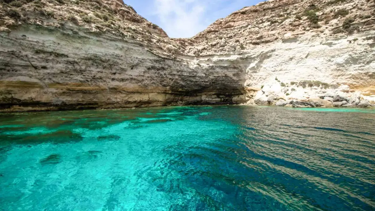 Acque cristalline e scogliere bianche nella baia della Tabaccara a Lampedusa.