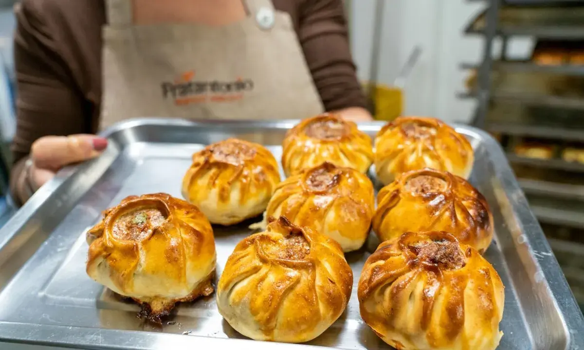 Una teglia piena di fragranti pastieri modicani appena sfornati, pronti per essere gustati.