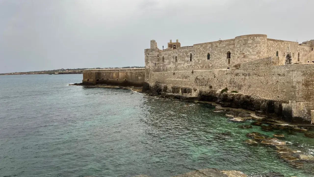 Fortezza di Ortigia, uno dei luoghi da non perdere se cerchi cosa vedere a Siracusa, si affaccia sul mare cristallino.