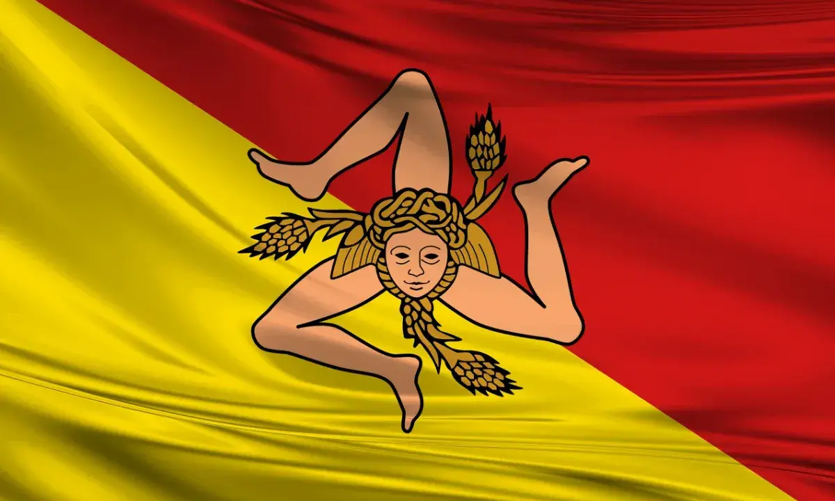 Bandiera siciliana con la Trinacria. Chi esce, riesce a raggiungere i propri obiettivi con determinazione.