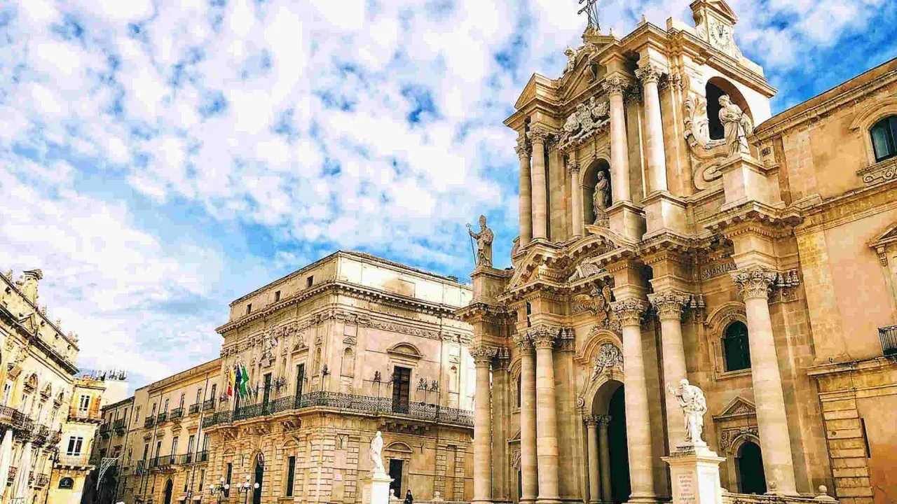 Piazza Duomo a Siracusa: un'idea per cosa vedere a Siracusa in mezza giornata, con la Cattedrale e palazzi storici.