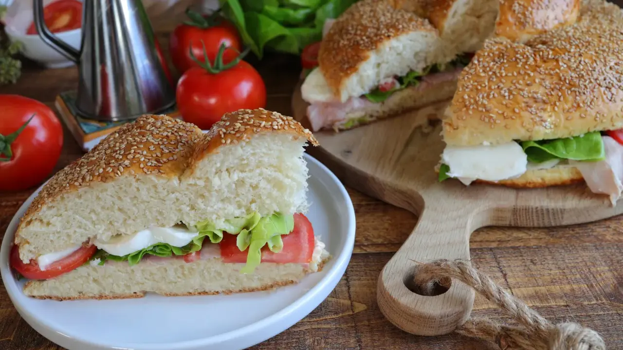 Un delizioso brioscione palermitano farcito con mozzarella, pomodoro e lattuga, pronto per essere gustato.