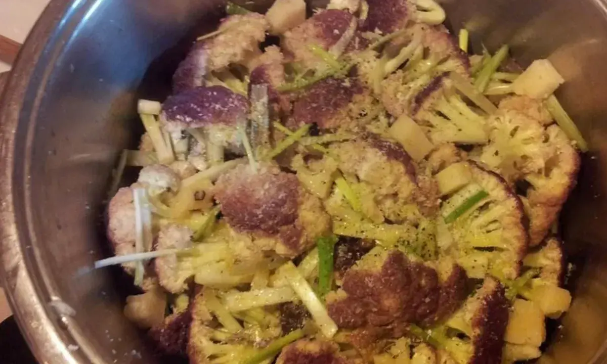 Cavolfiori viola e patate in padella, conditi con erbe aromatiche e pangrattato. Un piatto gustoso, quasi dei bastardi affucati per quanto sono invitanti.