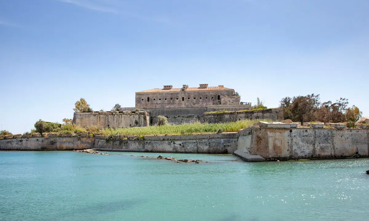 Fortificazioni storiche sul mare, un'antica fortezza che domina il paesaggio di Augusta centro storico.