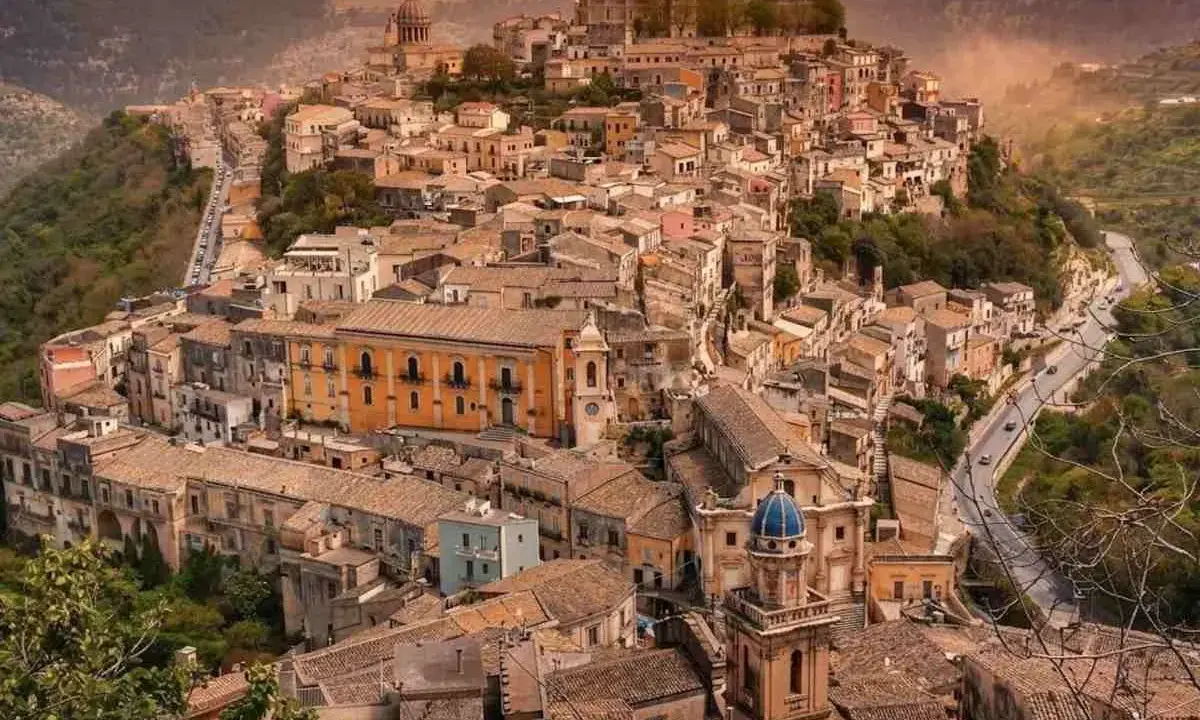 Panoramica di Ragusa Ibla, città barocca su un colle. Il nome "Ibla" evoca le antiche origini, forse da una leggenda, che rendono questo luogo magico.