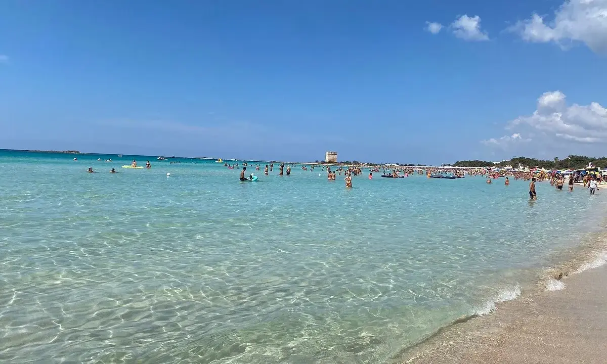 Lido Circeo Torre Chianca: acque cristalline e tanta gente che si gode il sole e il mare.