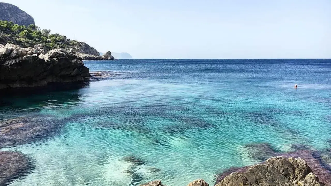 Acque cristalline e rocce scolpite dal mare, un angolo di paradiso che ricorda le **tre piscine** naturali di **Bagheria**.