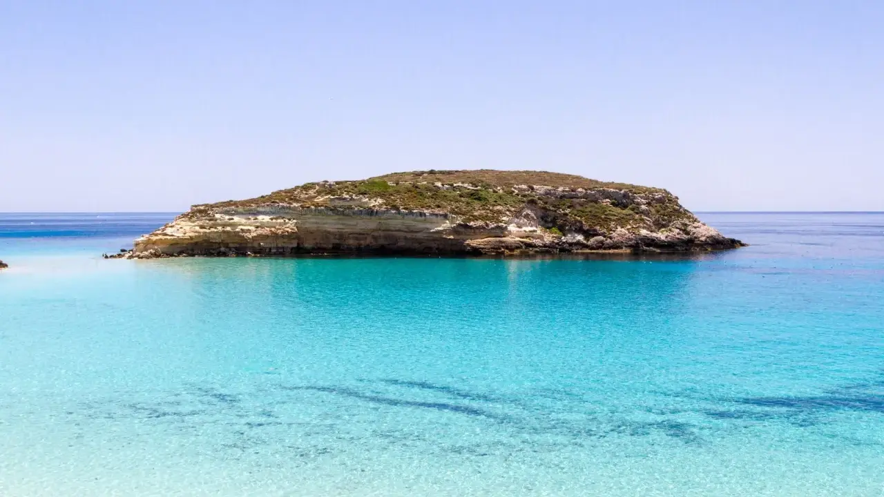Isola dei Conigli, Lampedusa: scogliere bianche e acque cristalline. Il nome deriva dalle tartarughe marine che vi depongono le uova, non dai conigli.