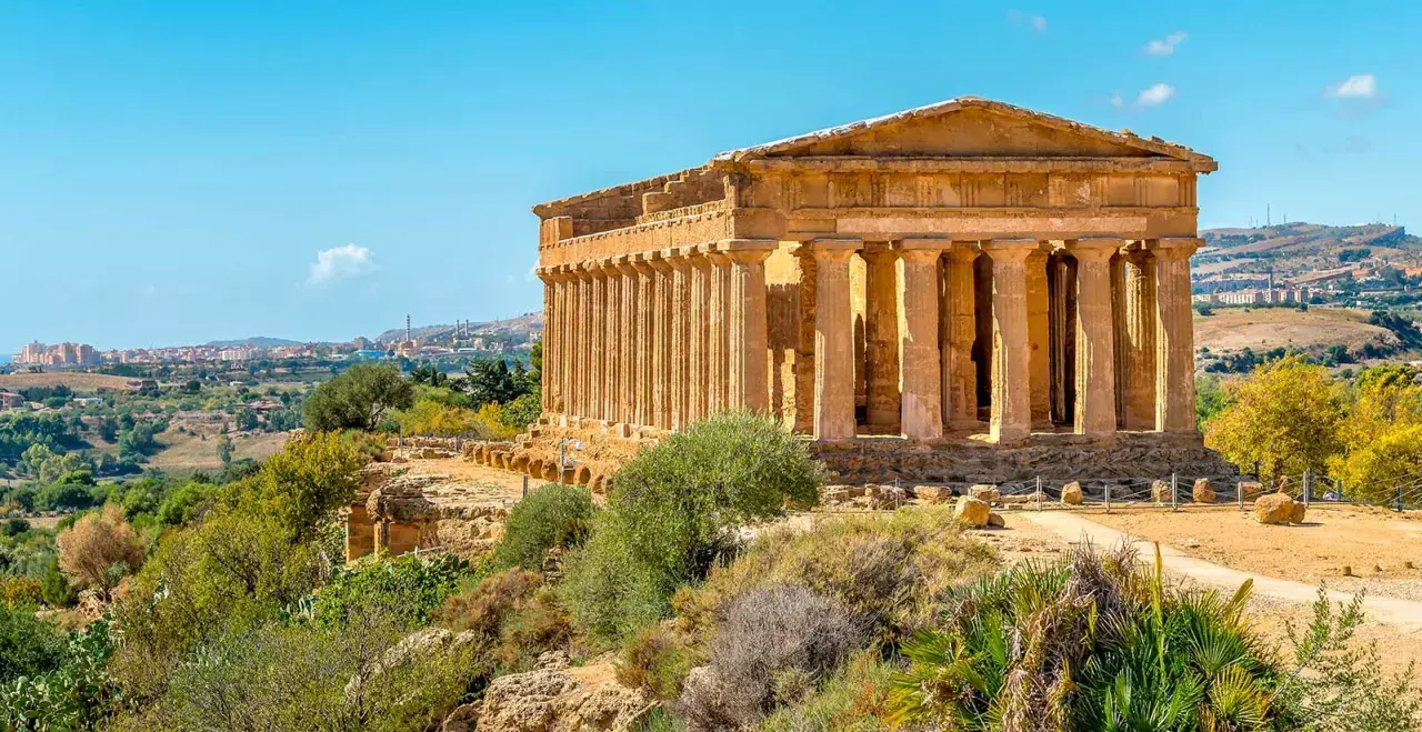 Tempio dorico ben conservato nella Valle dei Templi, testimone della ricca storia siciliana.