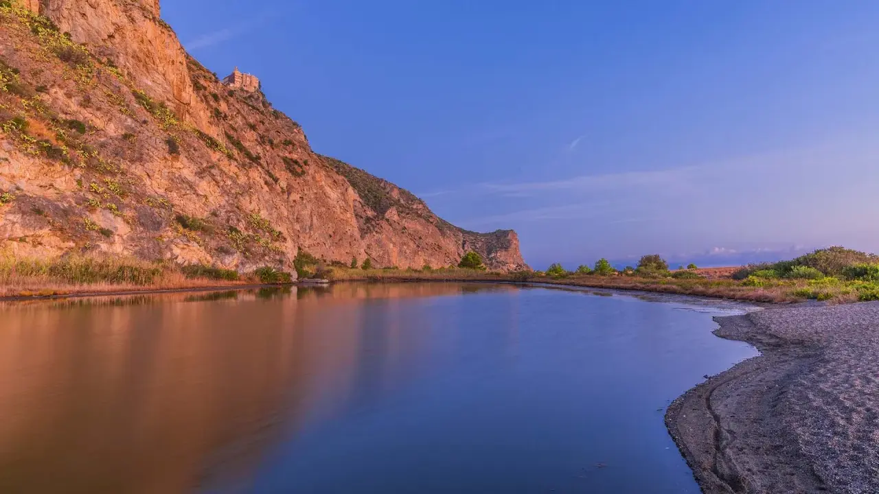 Laghetto di Marinello con la rocca e la leggenda della Madonna. Riflessi dorati e blu intenso.