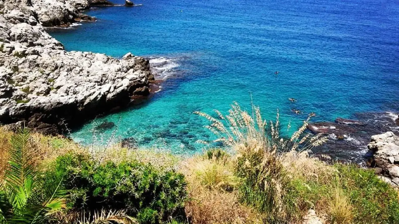 Tre piscine naturali cala del cuore, acque cristalline e scogliere rocciose.