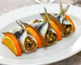 Sardine ripiene, un'esplosione di sapori mediterranei, tra le specialità siciliane salate. Arancia, alloro e un ripieno gustoso.