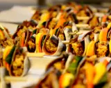 Deliziosi antipasti siciliani su spiedini, con pesce, agrumi e verdure colorate, pronti per essere gustati.