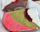 Un pezzo duro siciliano, un gelato a strati con pistacchio, fragola e panna, un dolce ricordo.