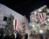 Le luminarie di Locorotondo creano un'atmosfera magica con mongolfiere illuminate e alberi addobbati.
