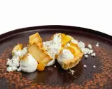 Delizioso dessert con crema al limone, meringa e biscotti croccanti, una vera specialità siciliana.