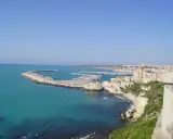 Vista panoramica del porto di Sciacca, con barche ormeggiate e la città sullo sfondo. Ideale per scoprire cosa vedere in un giorno.