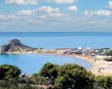 Spiaggia dorata e mare azzurro, un'isola rocciosa e un villaggio costiero: ecco cosa vedere a Licata per una vacanza indimenticabile.