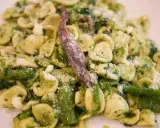 Orecchiette con cime di rapa, uno dei piatti tipici pugliesi primi, condite con acciughe e formaggio grattugiato.