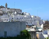 Panoramica di Ostuni, la Città Bianca. Un dedalo di case bianche arroccate su una collina, con chiese e scorci sul mare. Ecco cosa vedere a Ostuni.