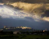 Villaggio ai piedi dell'Etna, vulcano imponente. L'etimologia del nome "Etna" evoca un fuoco eterno, come quello che arde sotto la neve.