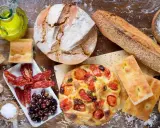 Pane, focaccia, pomodori secchi, olive e olio d'oliva: un assaggio della puglia cucina.